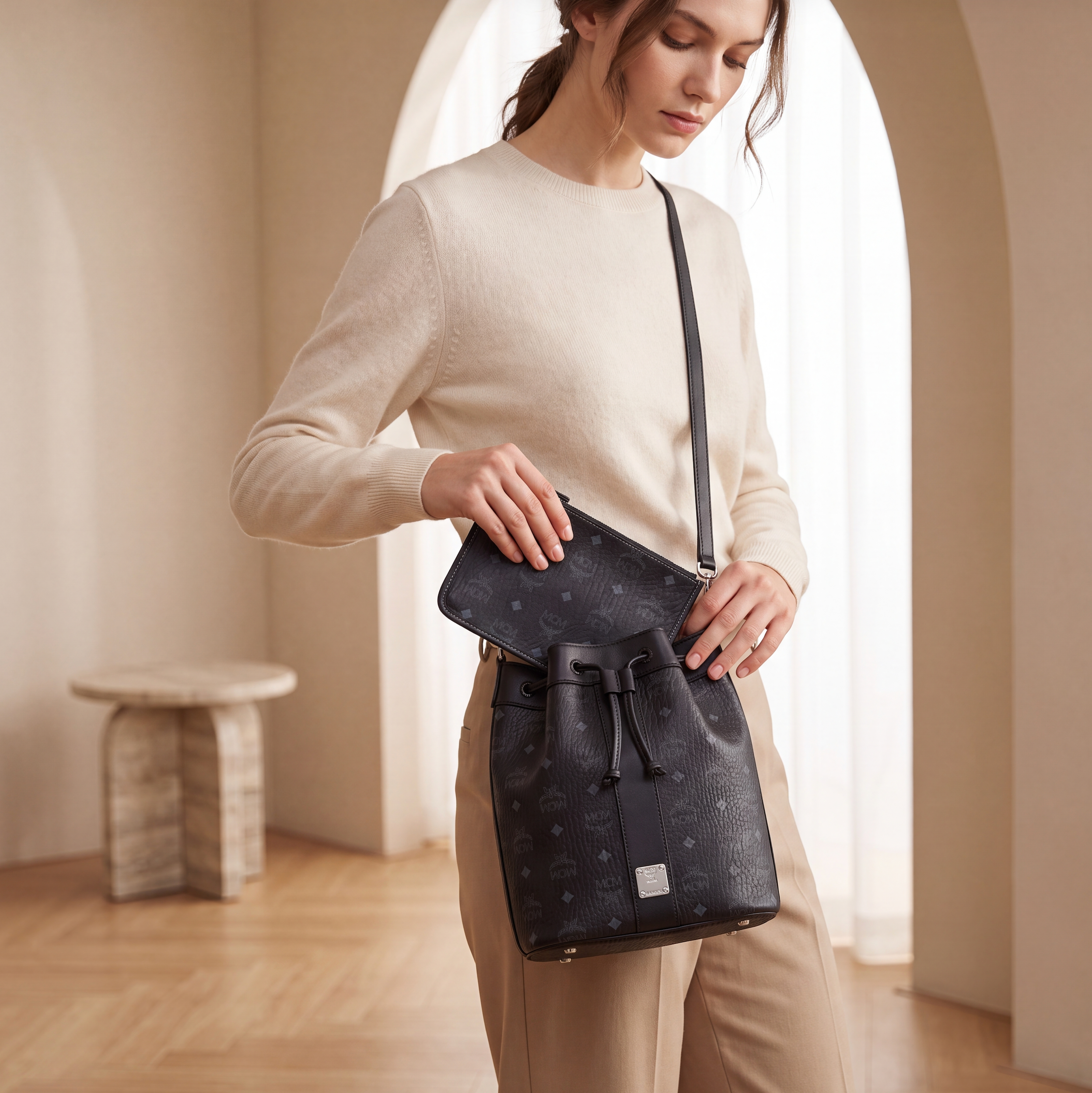 MCM Beuteltasche DESSAU IV mit Pouch Schwarz