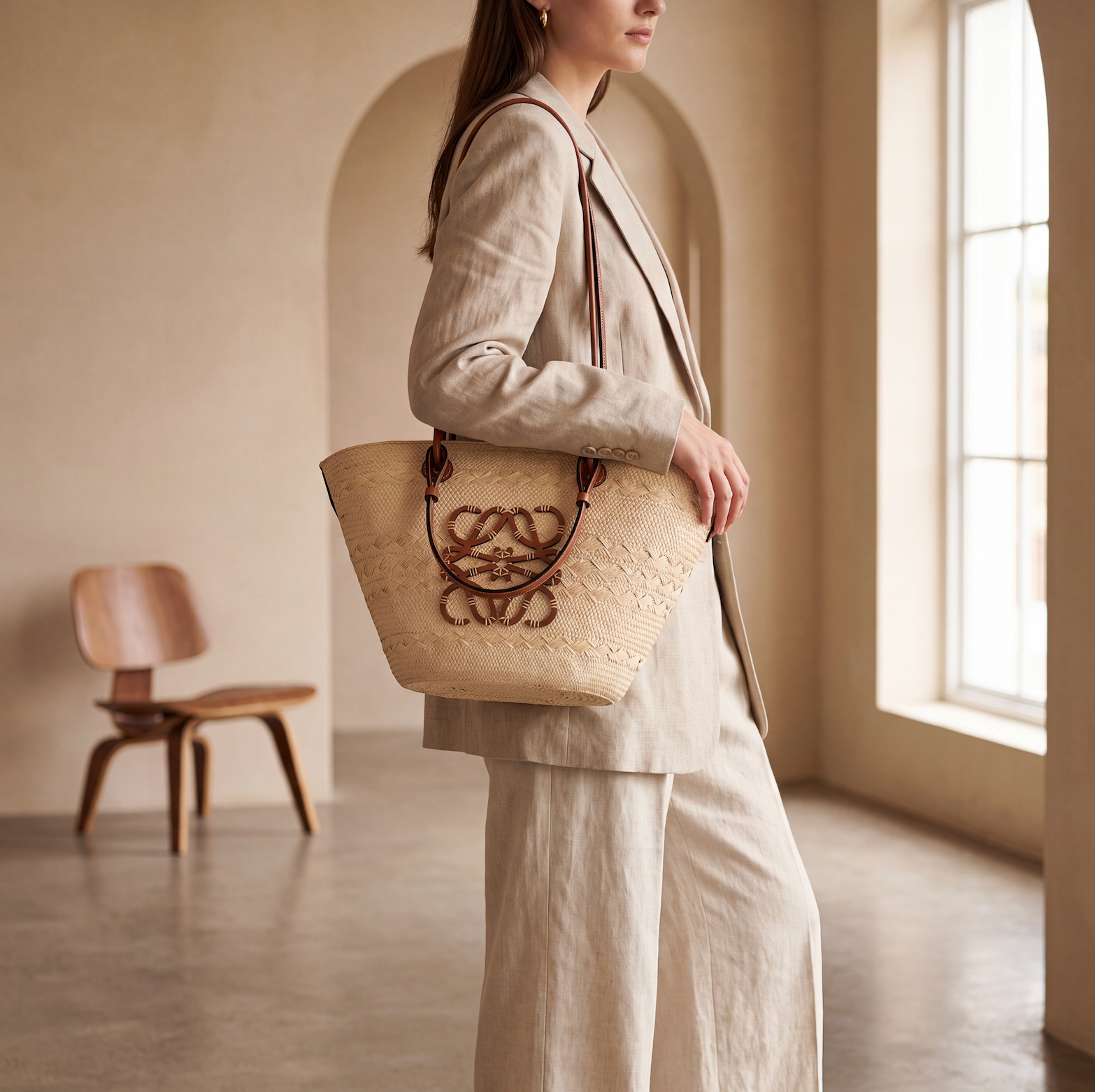 Loewe Anagram Basket Bag Medium aus Iraca Palme & Kalbsleder - Braun