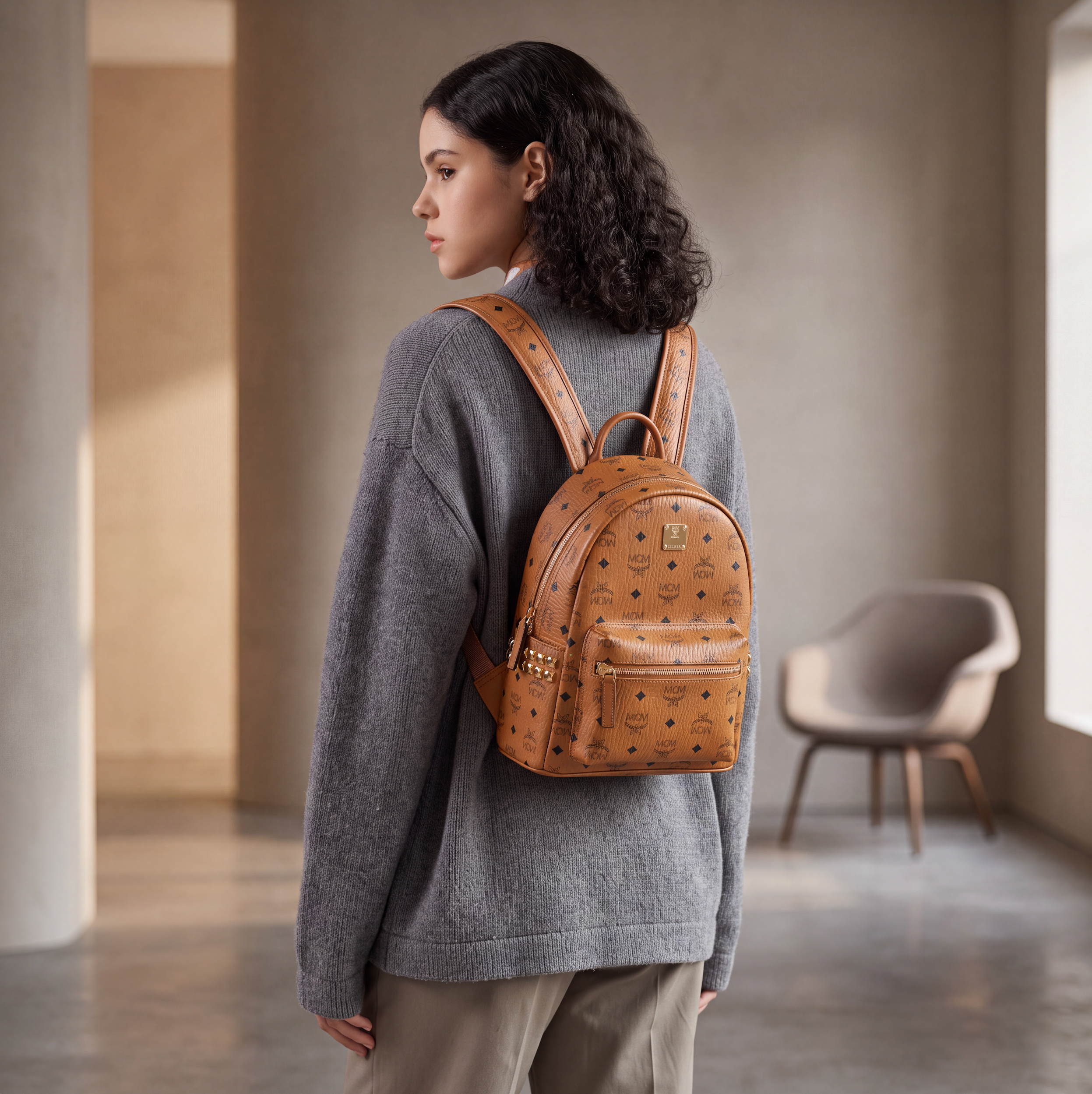 MCM Small Stark Rucksack in Visetos / Nieten in Cognac